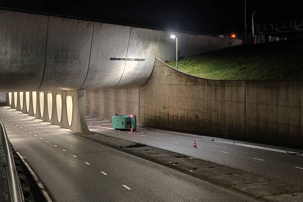 Bestelbus belandt op zijkant