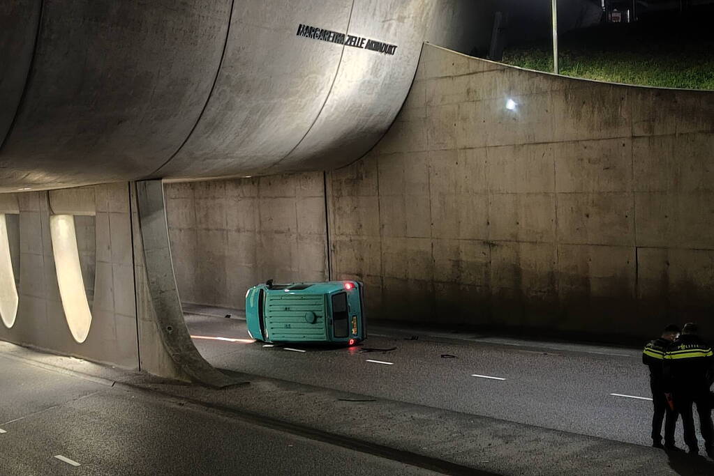 Bestelbus belandt op zijkant