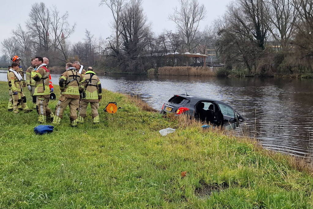 Automobiliste rijdt de Watering in