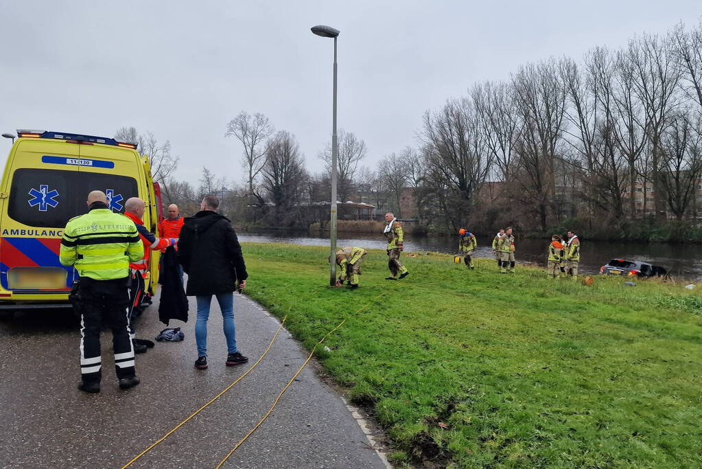 Automobiliste rijdt de Watering in