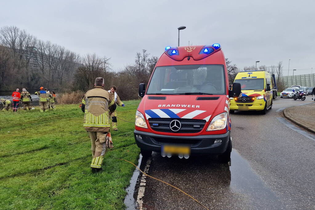 Automobiliste rijdt de Watering in