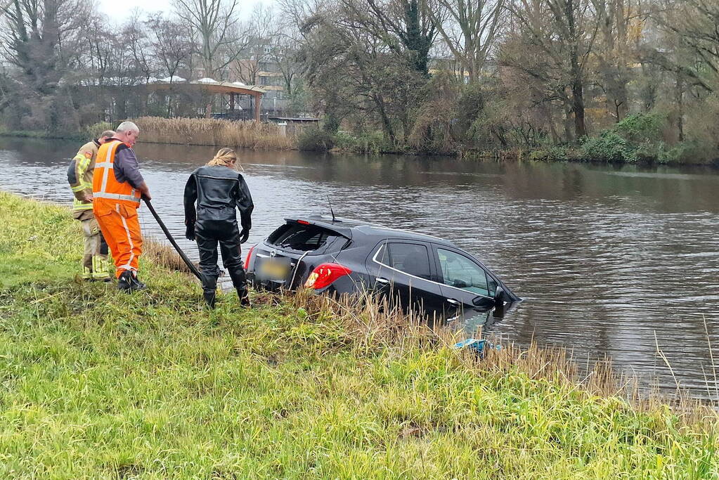 Automobiliste rijdt de Watering in