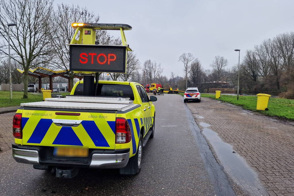 Automobiliste rijdt de Watering in