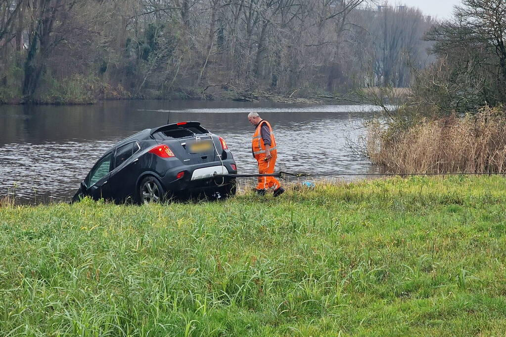 Automobiliste rijdt de Watering in