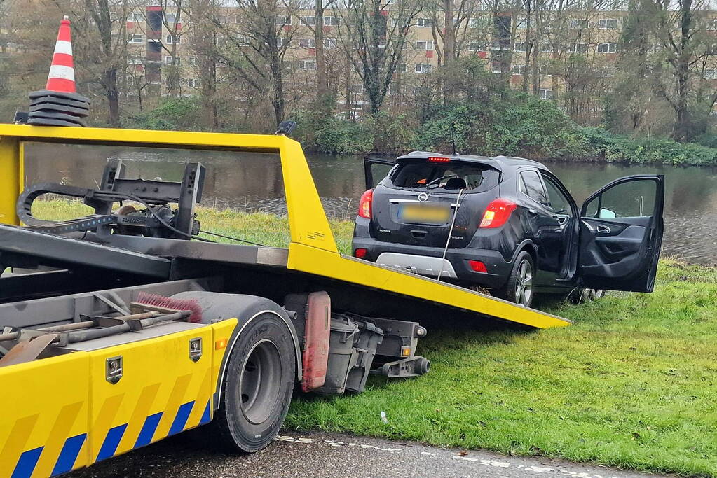 Automobiliste rijdt de Watering in