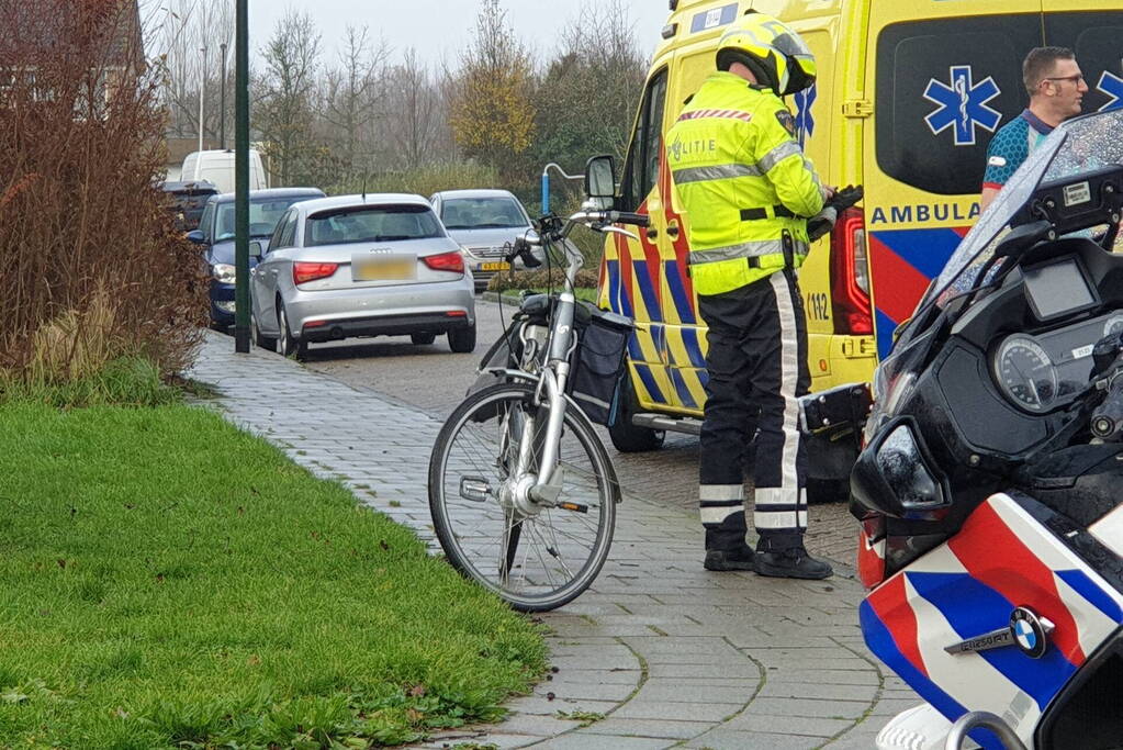 Fietsster loopt hoofdwond op na val tegen stoeprand