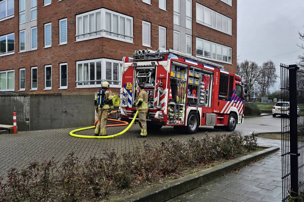 Brandweer blust keukenbrand in appartementencomplex