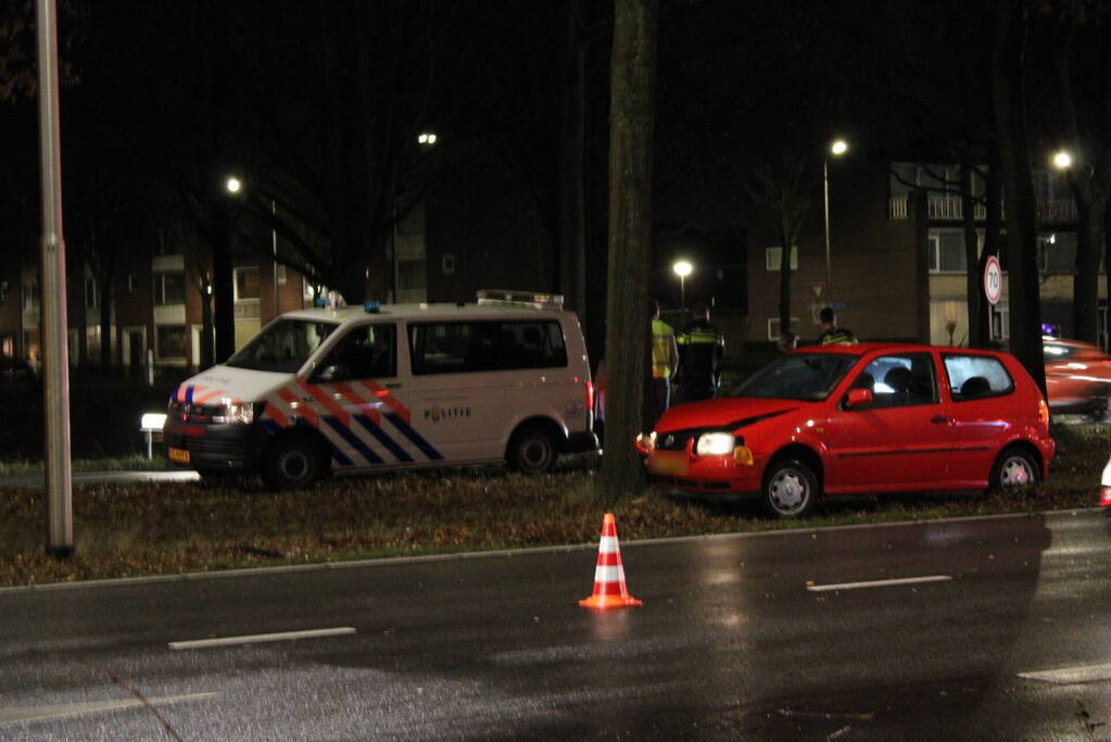 Oudere vrouw botst met auto tegen boom