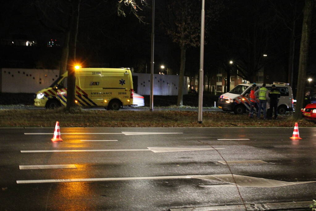 Oudere vrouw botst met auto tegen boom