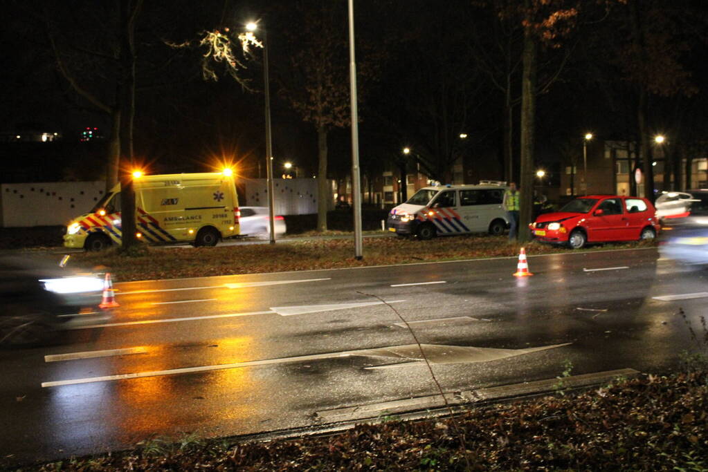 Oudere vrouw botst met auto tegen boom