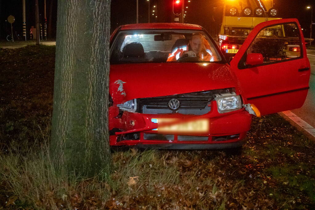 Oudere vrouw botst met auto tegen boom