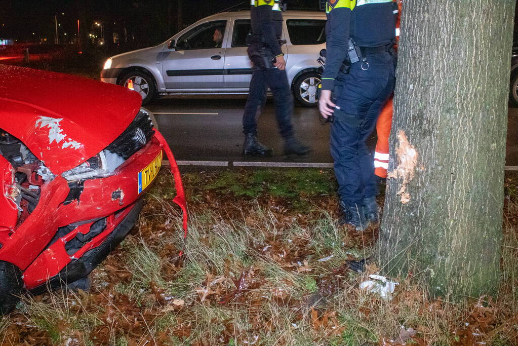 Oudere vrouw botst met auto tegen boom