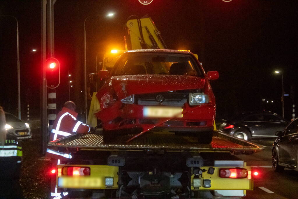 Oudere vrouw botst met auto tegen boom