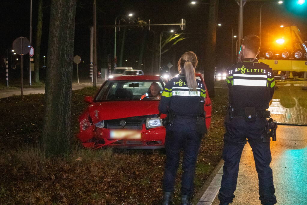 Oudere vrouw botst met auto tegen boom