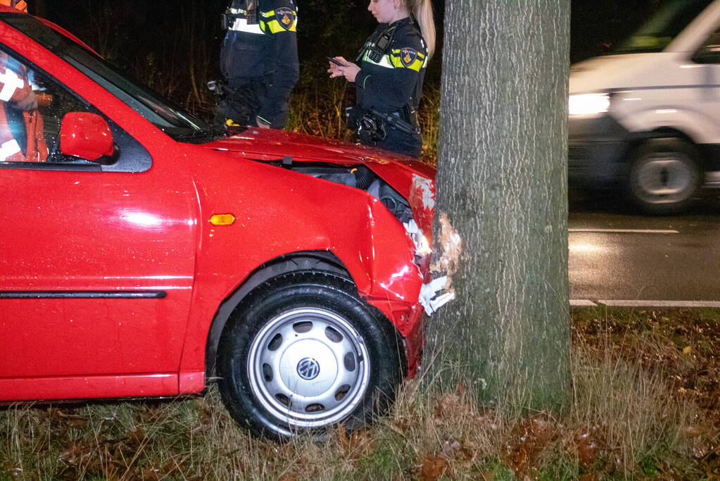 Oudere vrouw botst met auto tegen boom