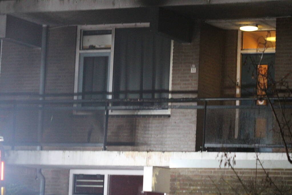 Brand op galerij van flat