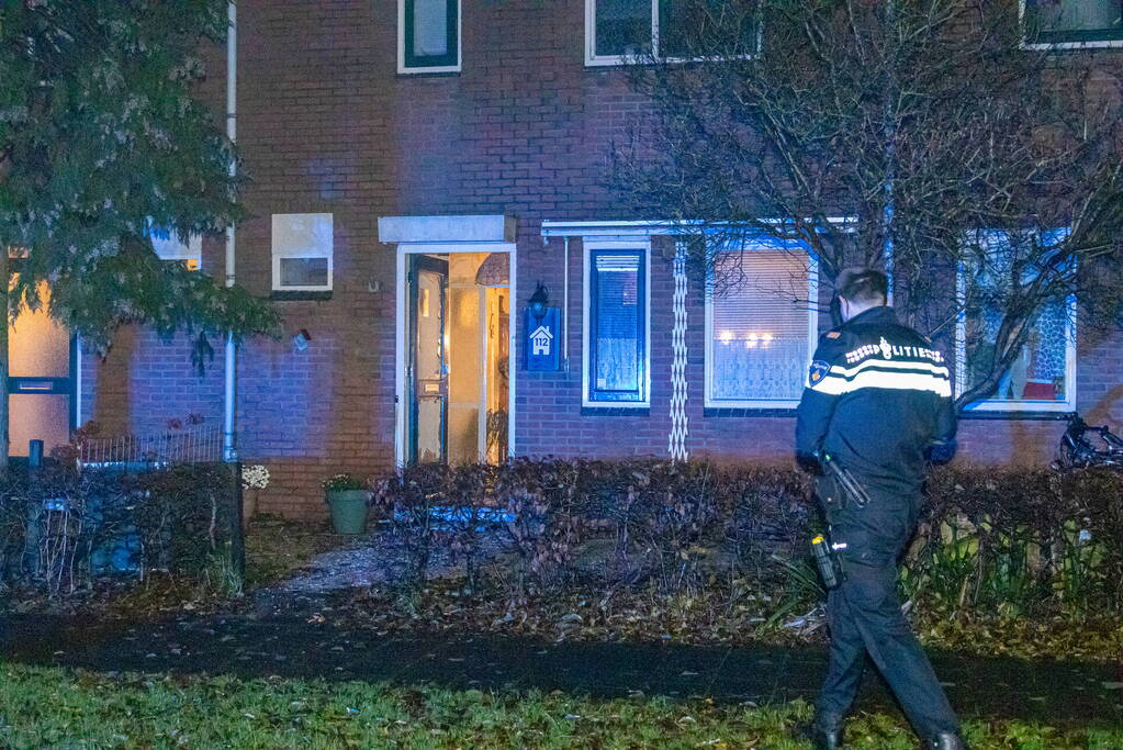 Voordeur zwaar beschadigd door explosie