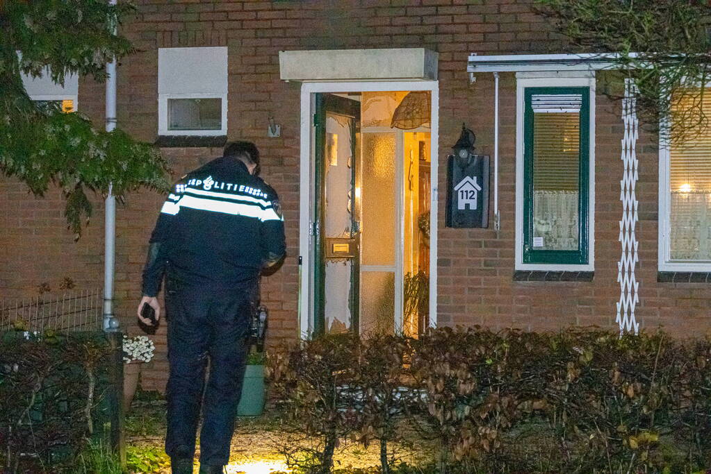 Voordeur zwaar beschadigd door explosie