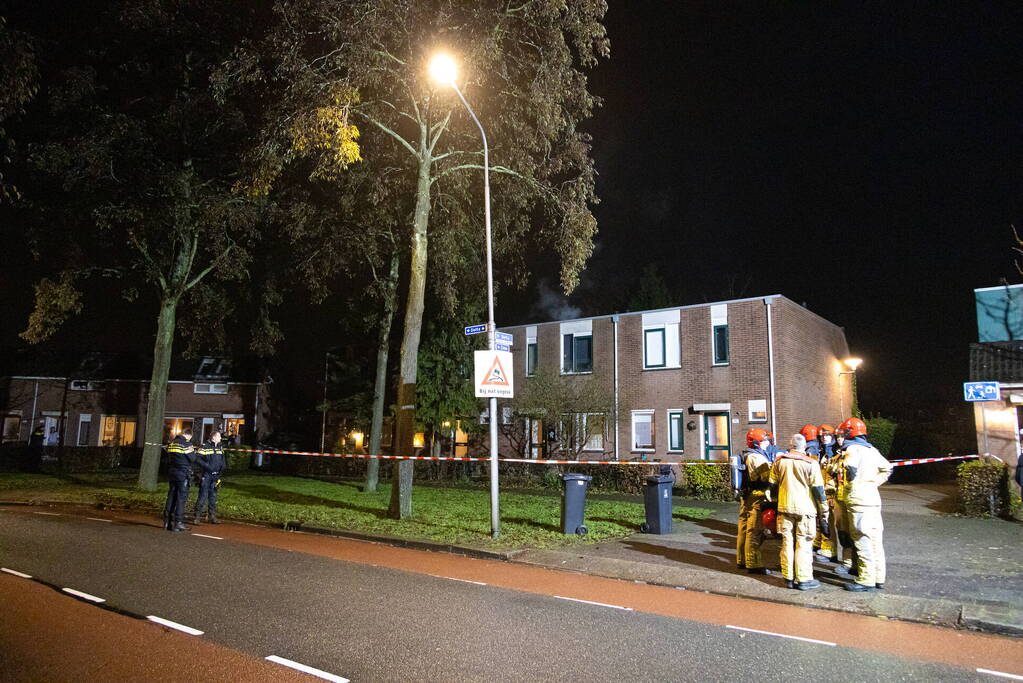 Voordeur zwaar beschadigd door explosie