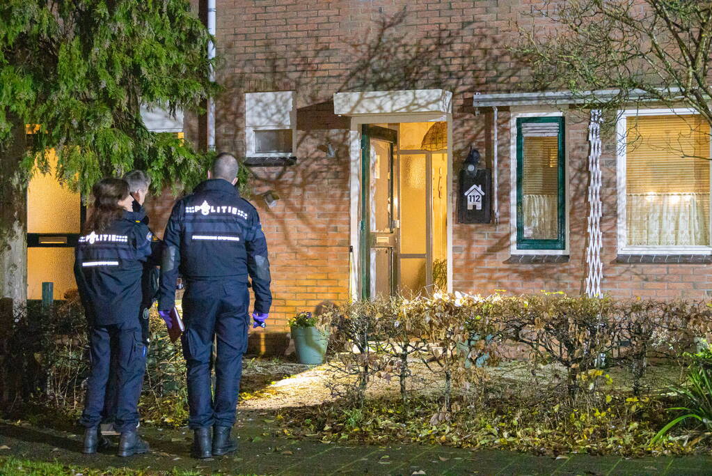 Voordeur zwaar beschadigd door explosie