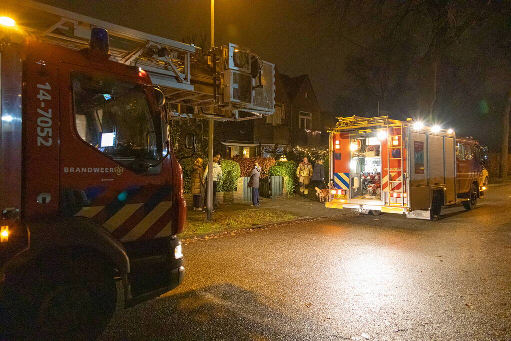 Bewoner blust brand op zolder van woning