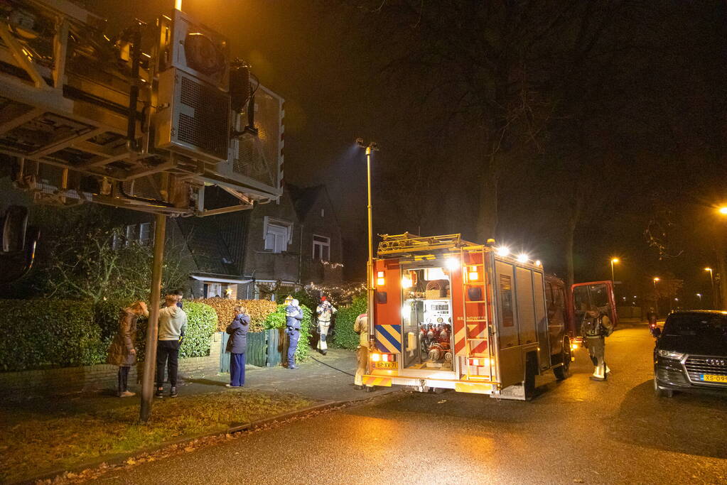 Bewoner blust brand op zolder van woning