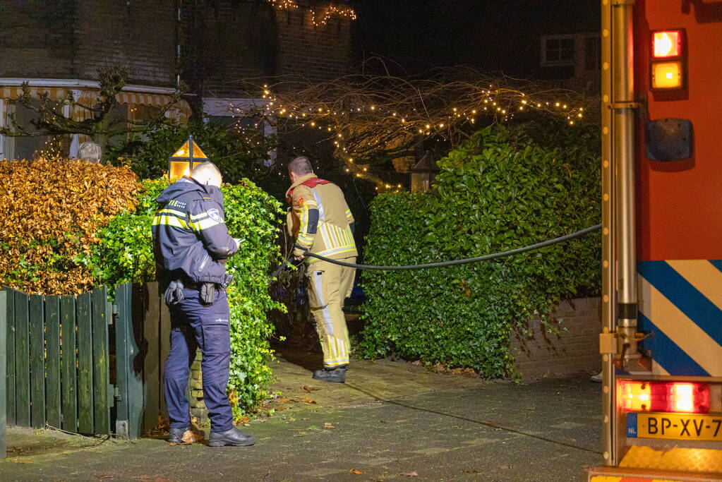 Bewoner blust brand op zolder van woning