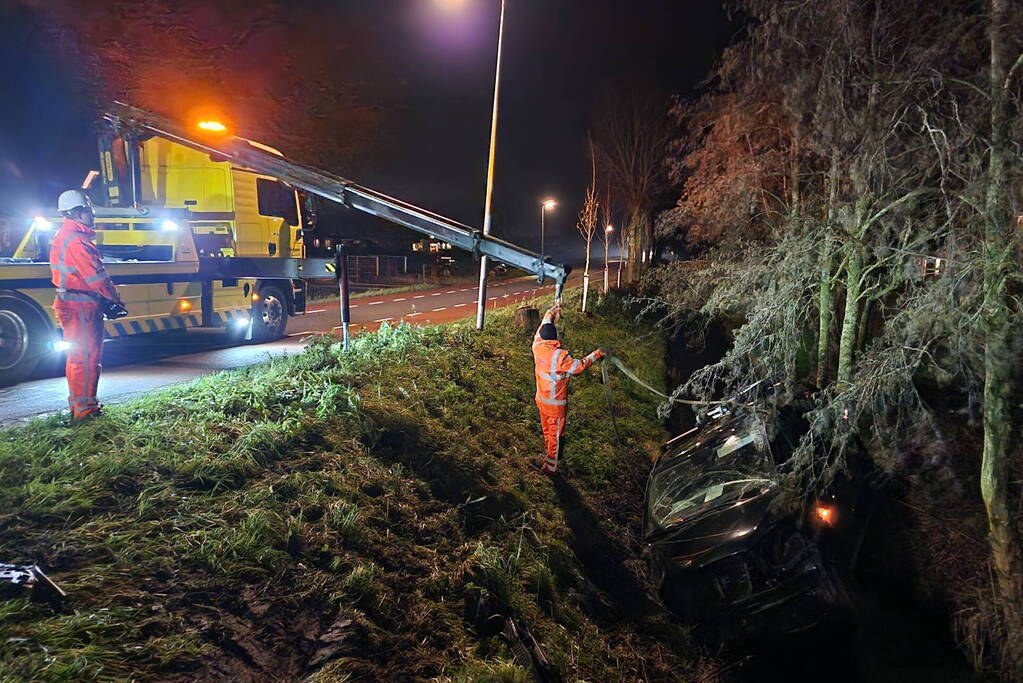 Bestuurder van bestelbus belandt in sloot