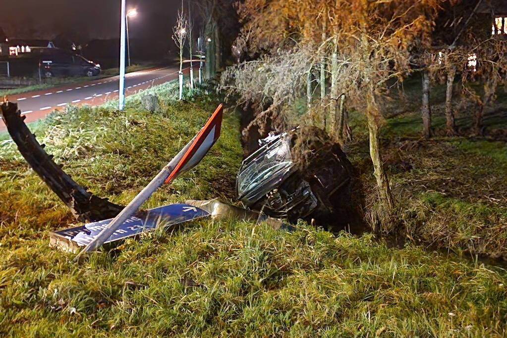 Bestuurder van bestelbus belandt in sloot