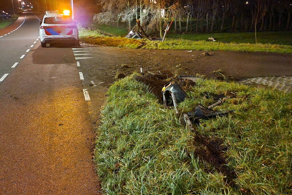 Bestuurder van bestelbus belandt in sloot