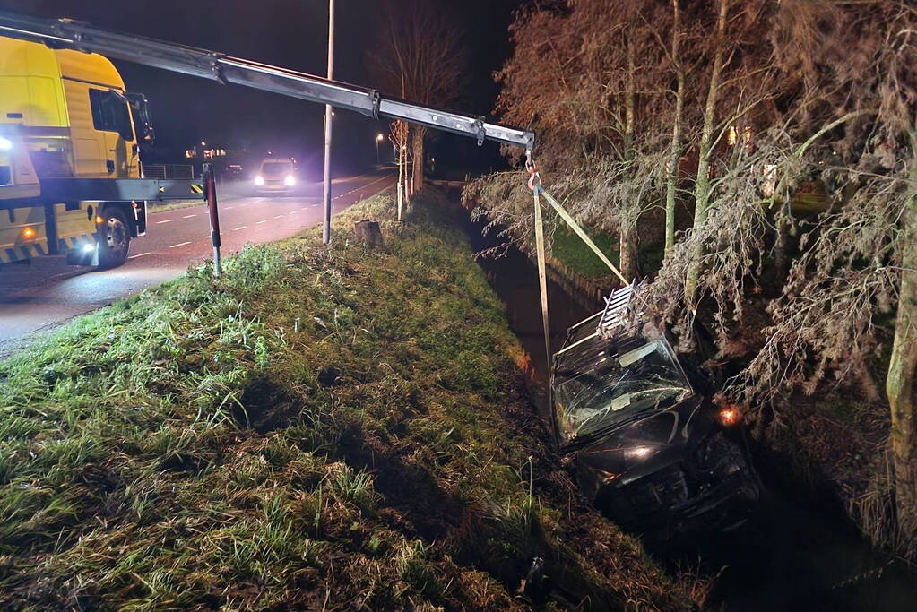 Bestuurder van bestelbus belandt in sloot