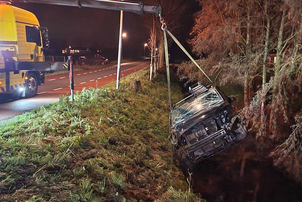 Bestuurder van bestelbus belandt in sloot