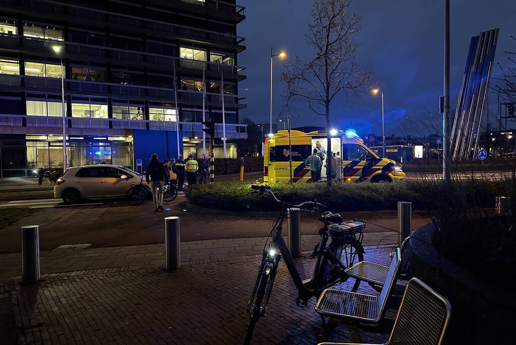 Fietser geschept door personenauto