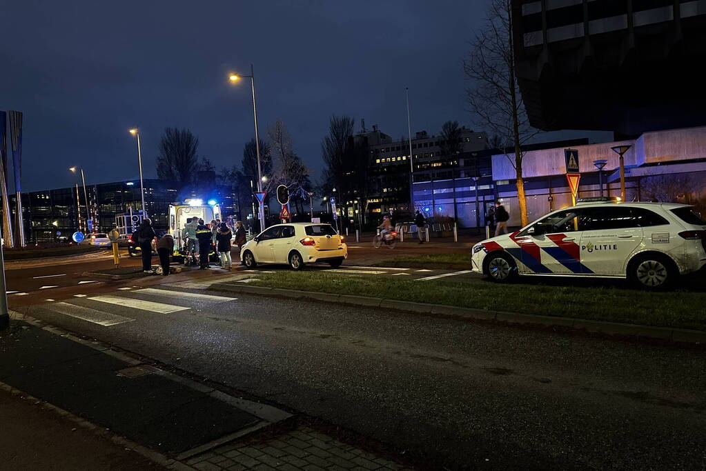 Fietser geschept door personenauto