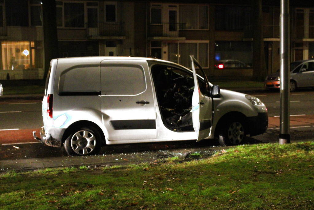 Onderzoek naar brandstichting in bestelbus