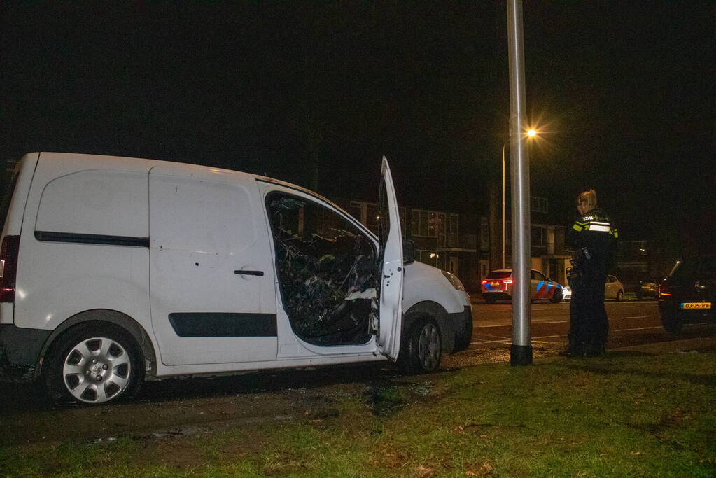 Onderzoek naar brandstichting in bestelbus