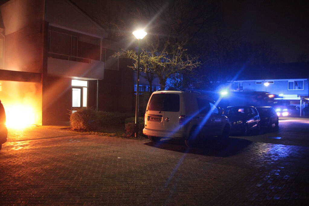 Brandweer blust brandende scooter tegen appartementencomplex