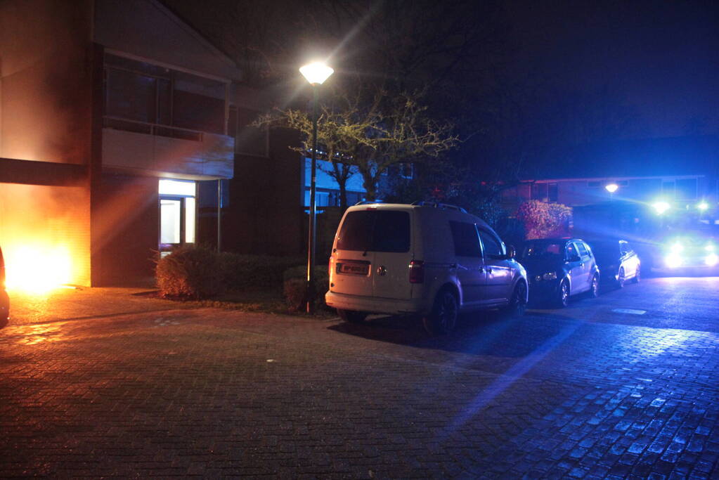 Brandweer blust brandende scooter tegen appartementencomplex