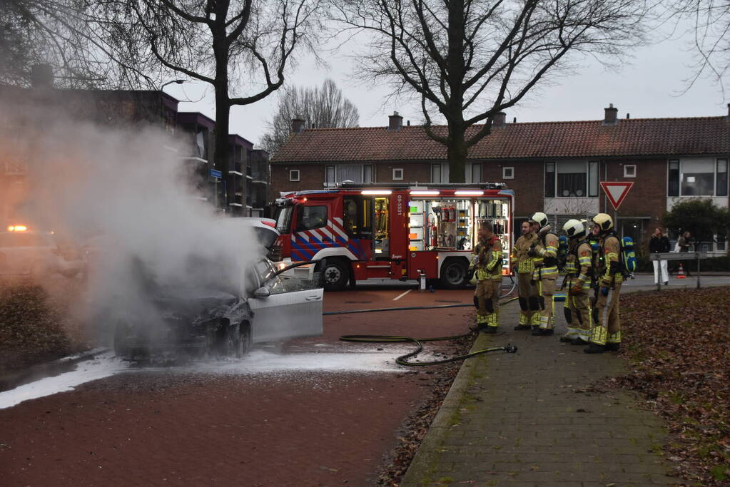 Auto vliegt al rijdend in brand