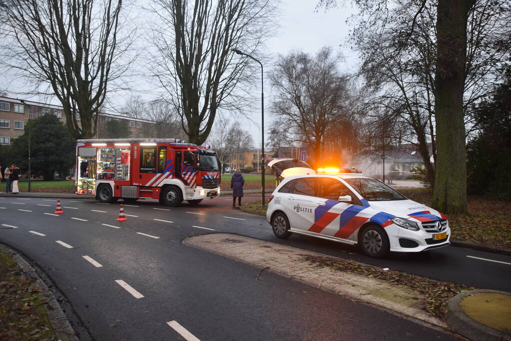 Auto vliegt al rijdend in brand