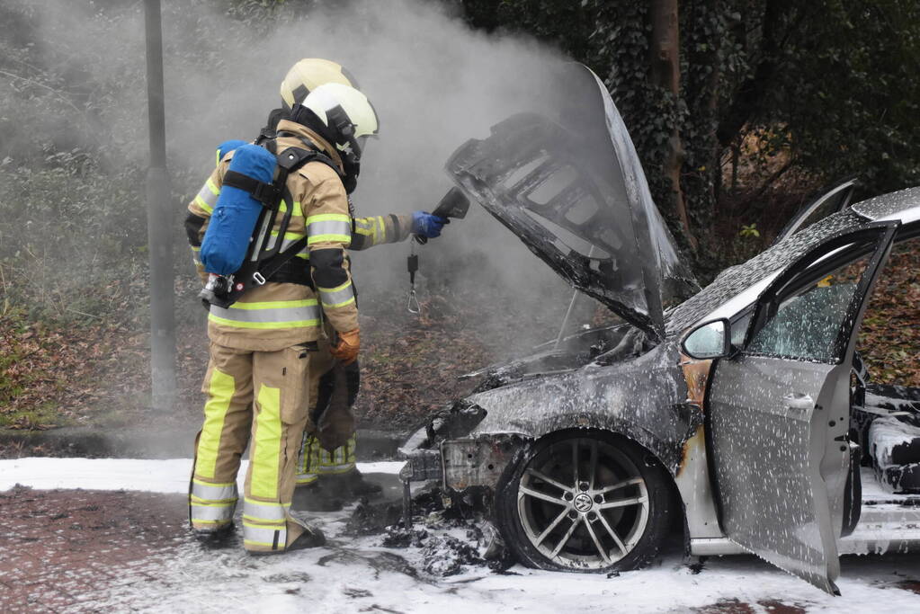 Auto vliegt al rijdend in brand