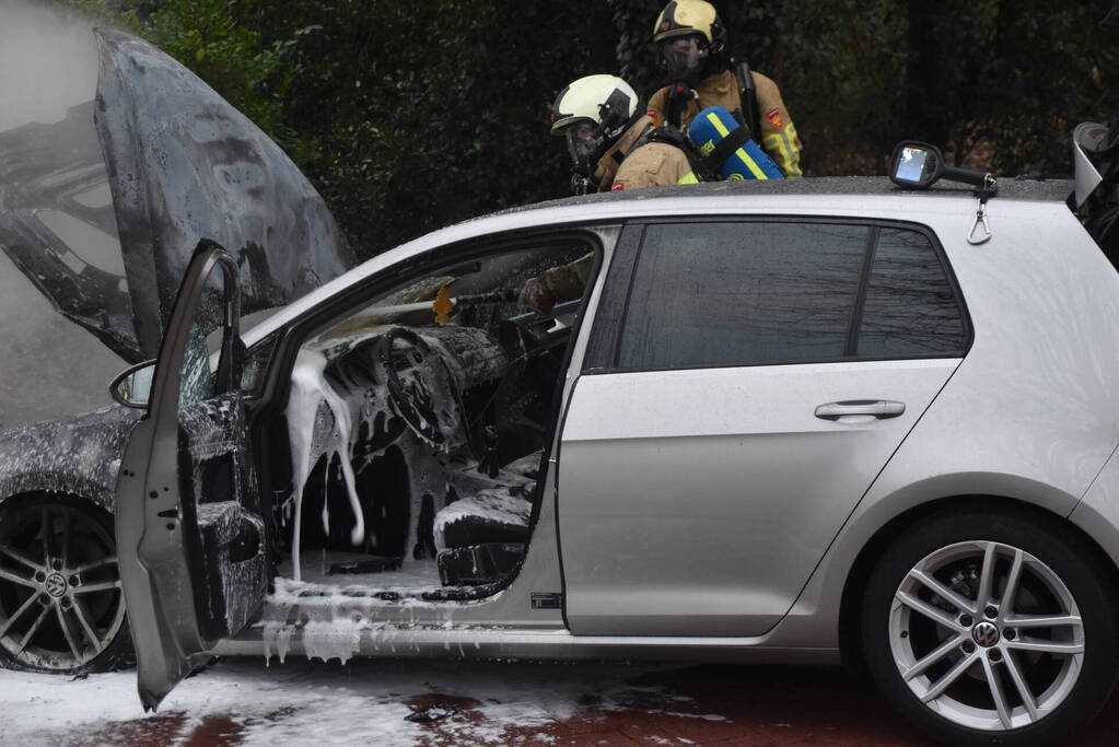 Auto vliegt al rijdend in brand