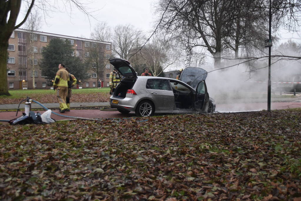 Auto vliegt al rijdend in brand