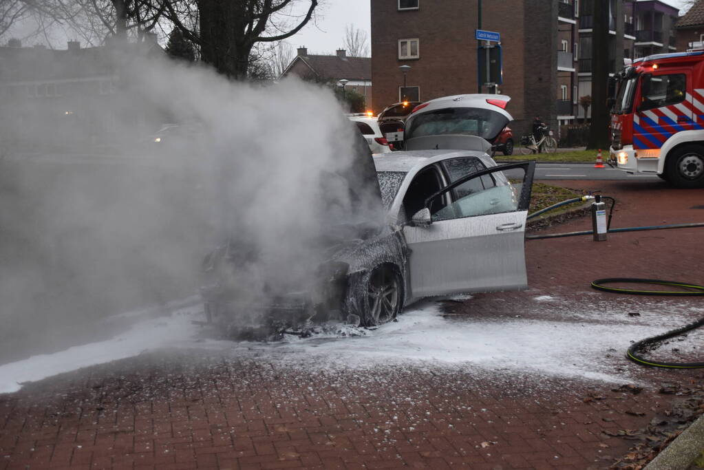 Auto vliegt al rijdend in brand