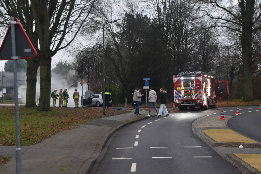 Auto vliegt al rijdend in brand