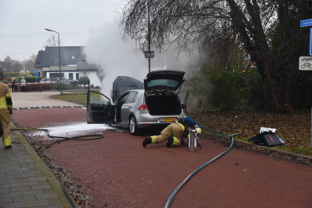 Auto vliegt al rijdend in brand