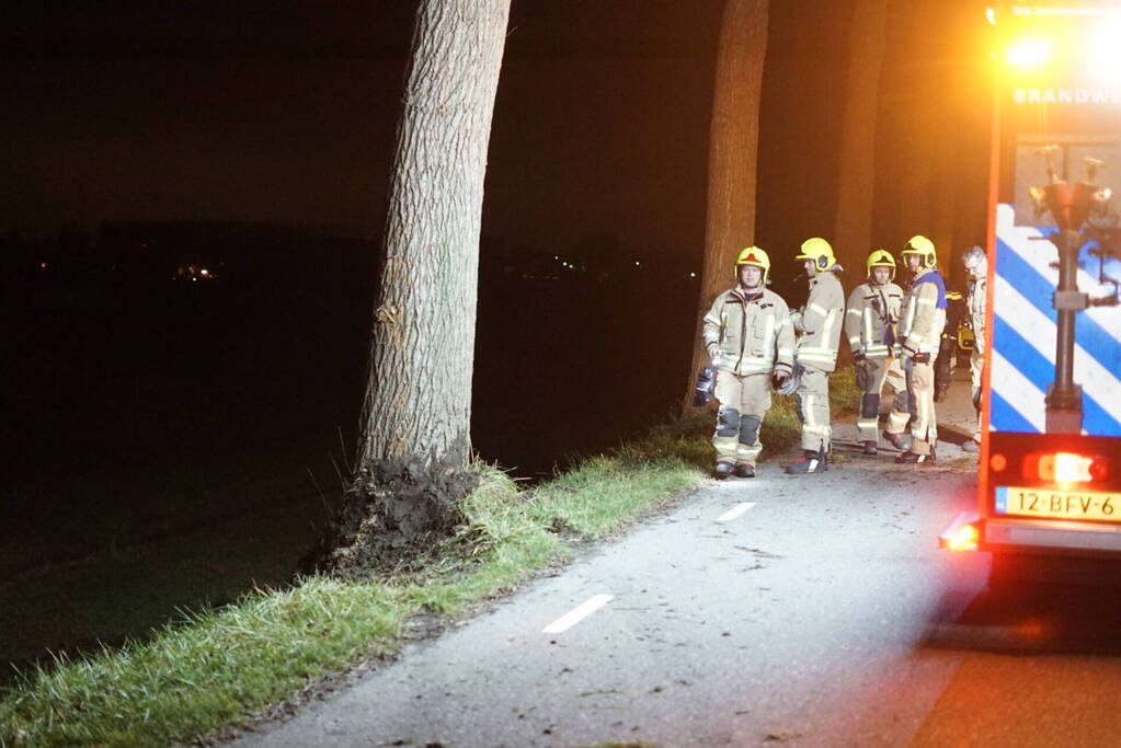 Auto raakt van weg, schampt boom en belandt ondersteboven in de sloot