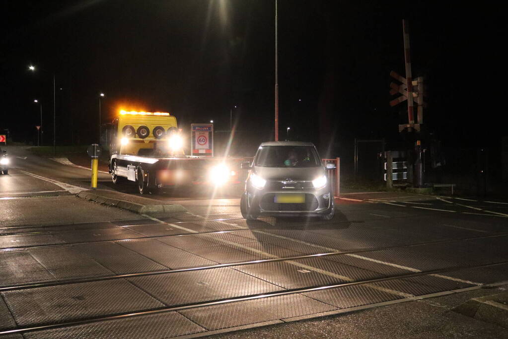 Persoon laat auto op spoor achter