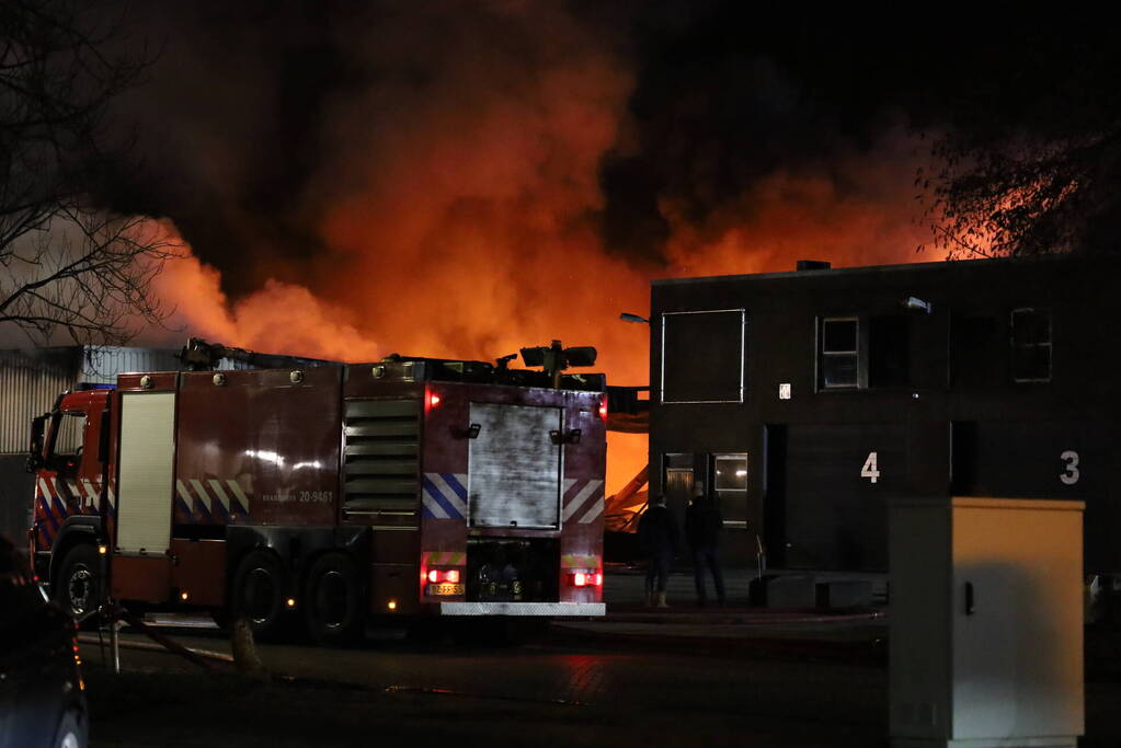 Zeer grote uitslaande brand in ijsfrabriek