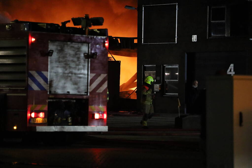 Zeer grote uitslaande brand in ijsfrabriek